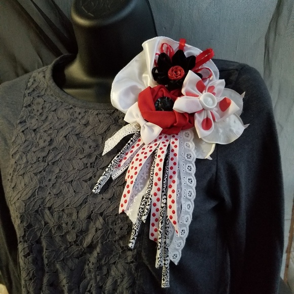 Red and White Flower Pin - Picture 2 of 2